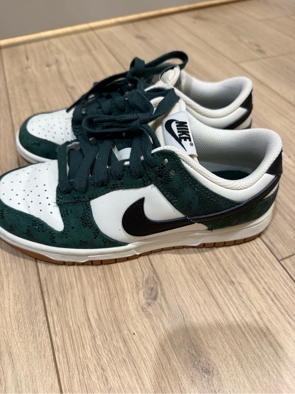 Nike Low Top Sneakers - White & Dark Green